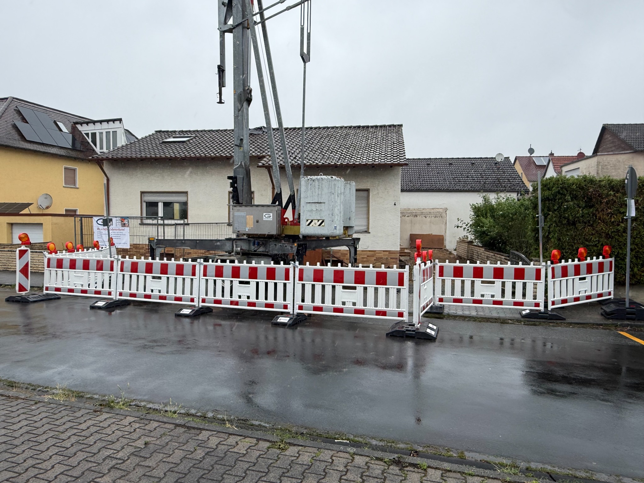 Abgesicherte Kranstellung mit Absperrschranken und Warnleuchten