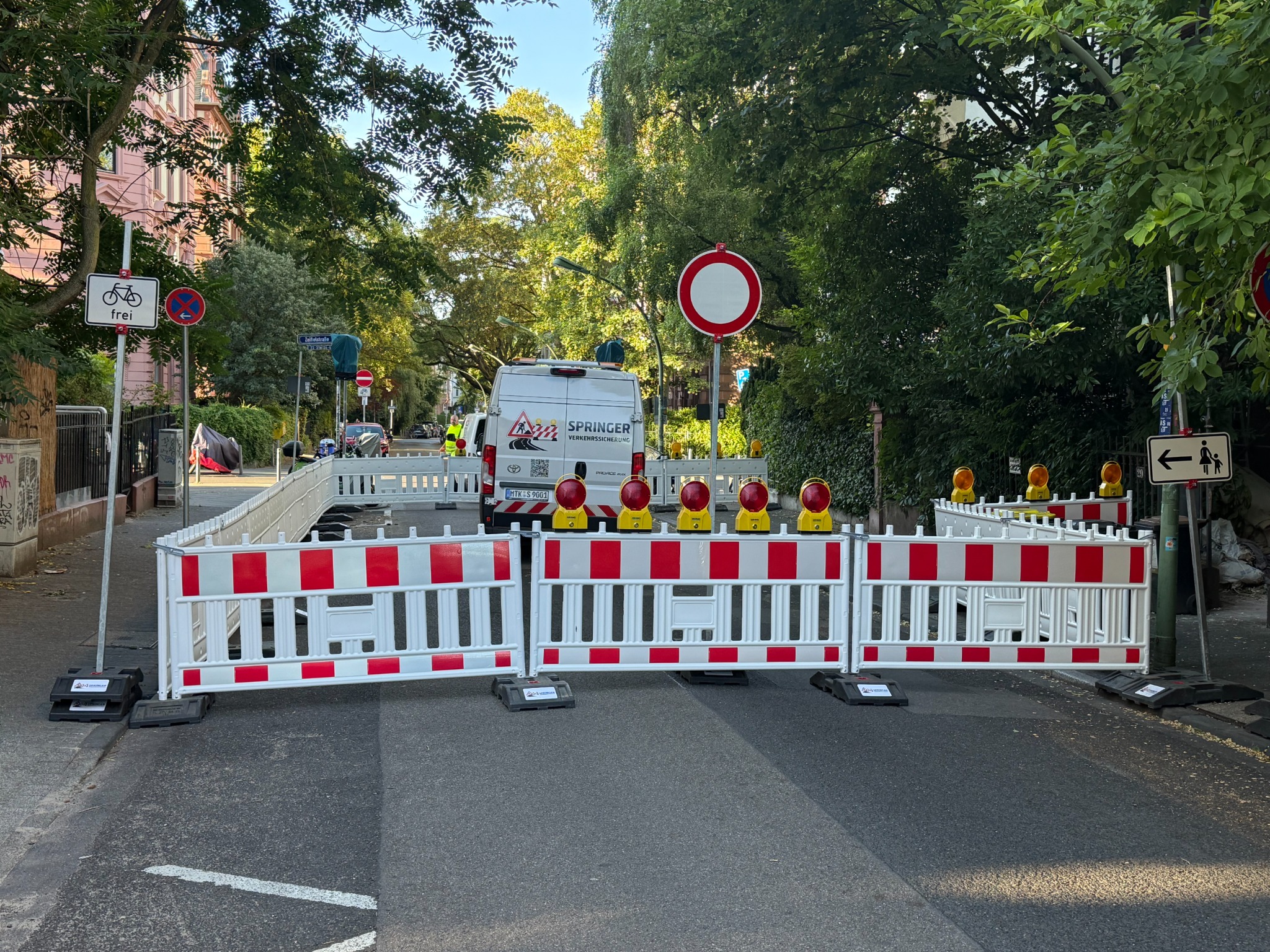 Vollsperrung mit Absperrschranken und Fahrzeug von Springer Verkehrssicherung