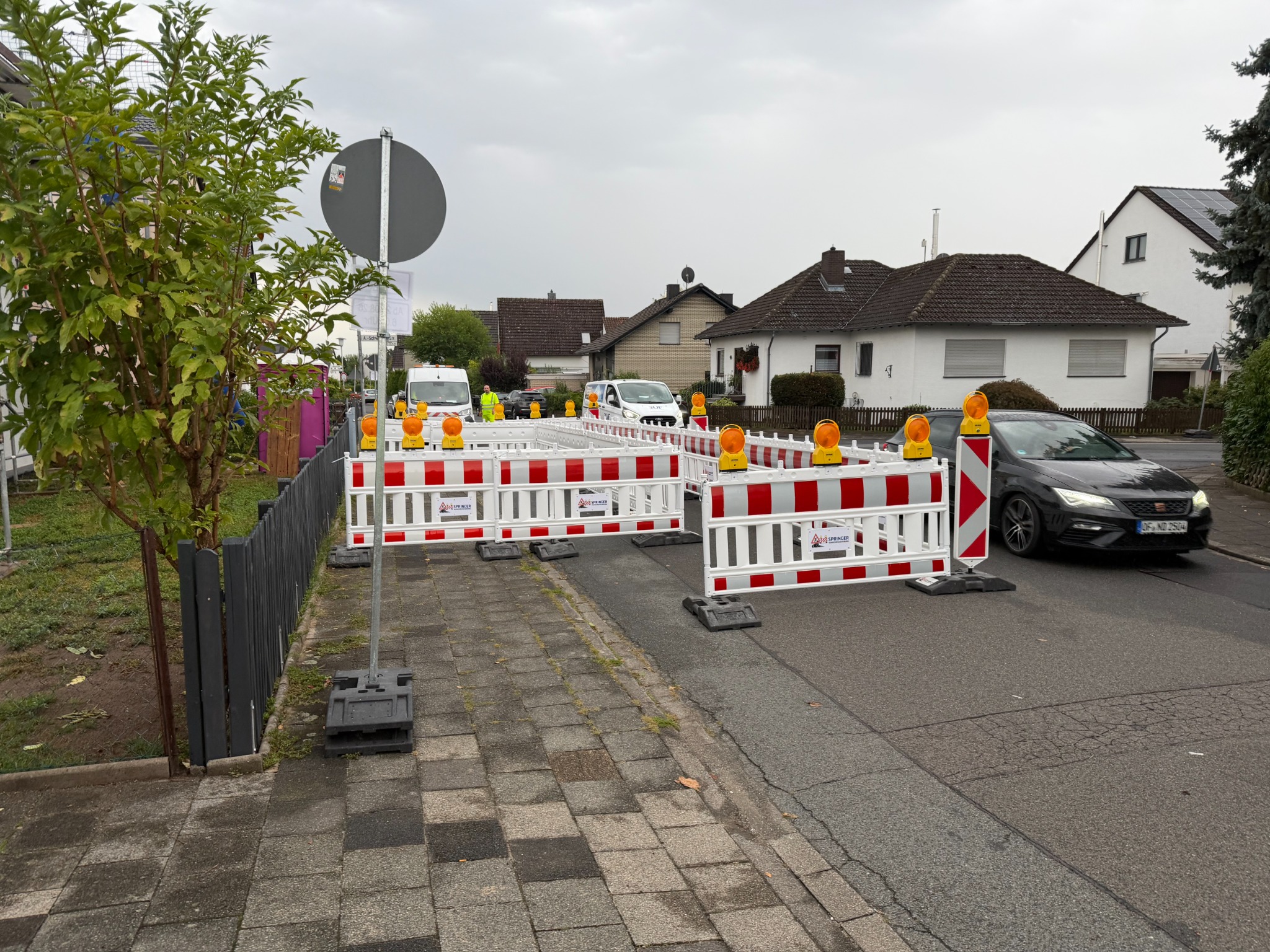 Geschützter Fußgängernotweg neben dem fließenden Verkehr