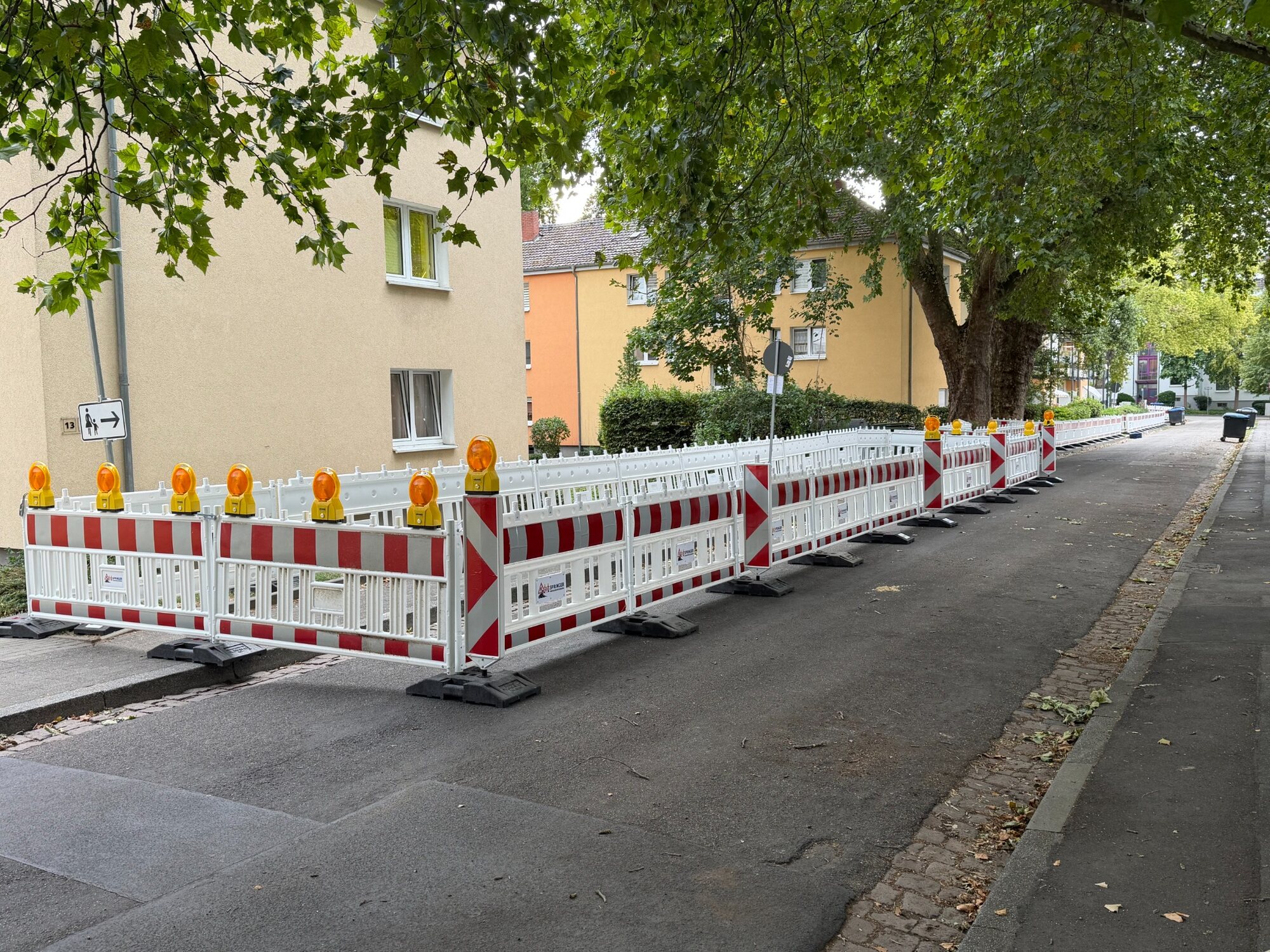 Über 25 Meter lange Baustellenabsicherung in der Platanenstraße in Wiesbaden