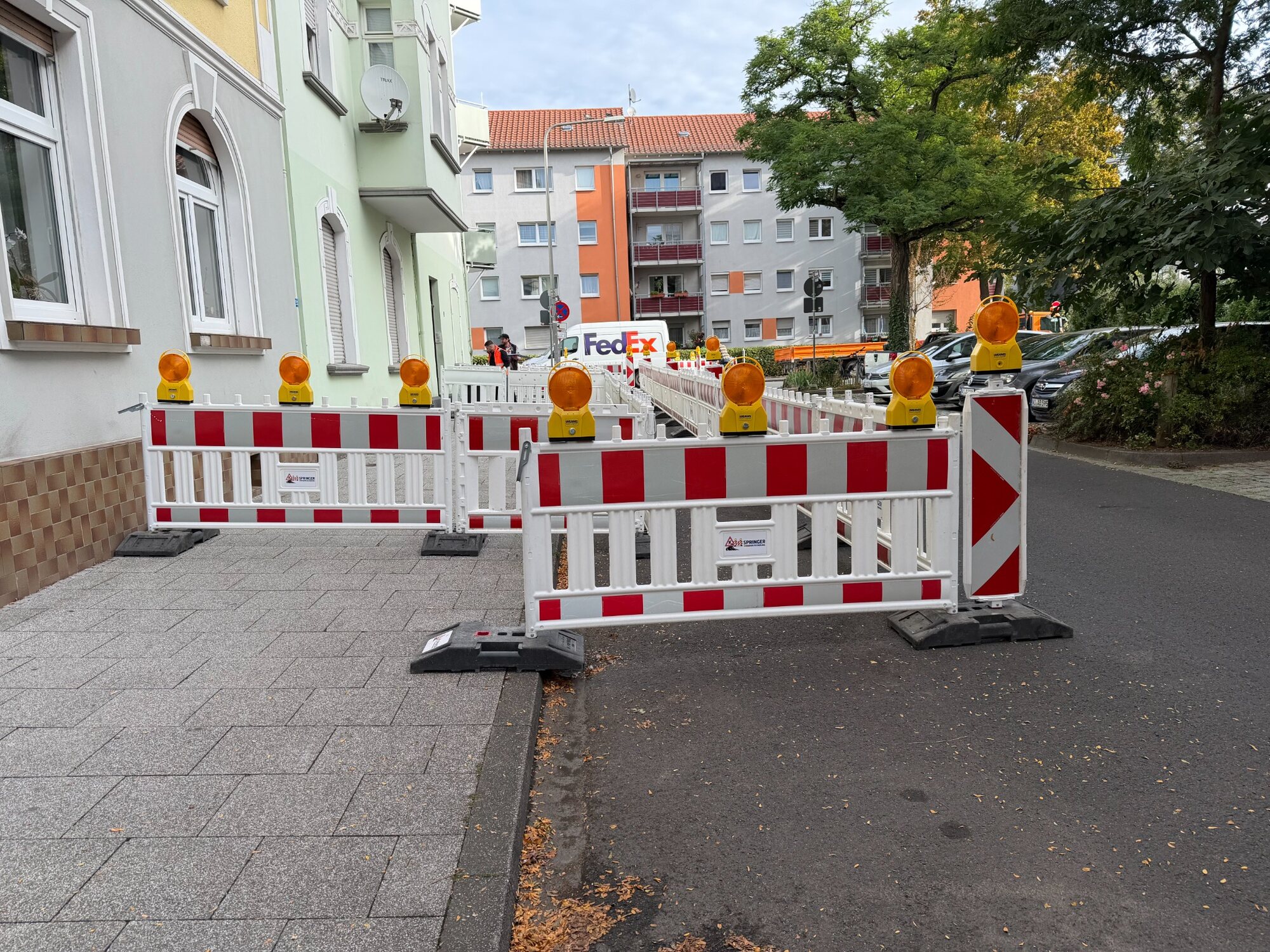 Gesicherte Fußgängerführung an einer Arbeitsstelle in Wiesbaden
