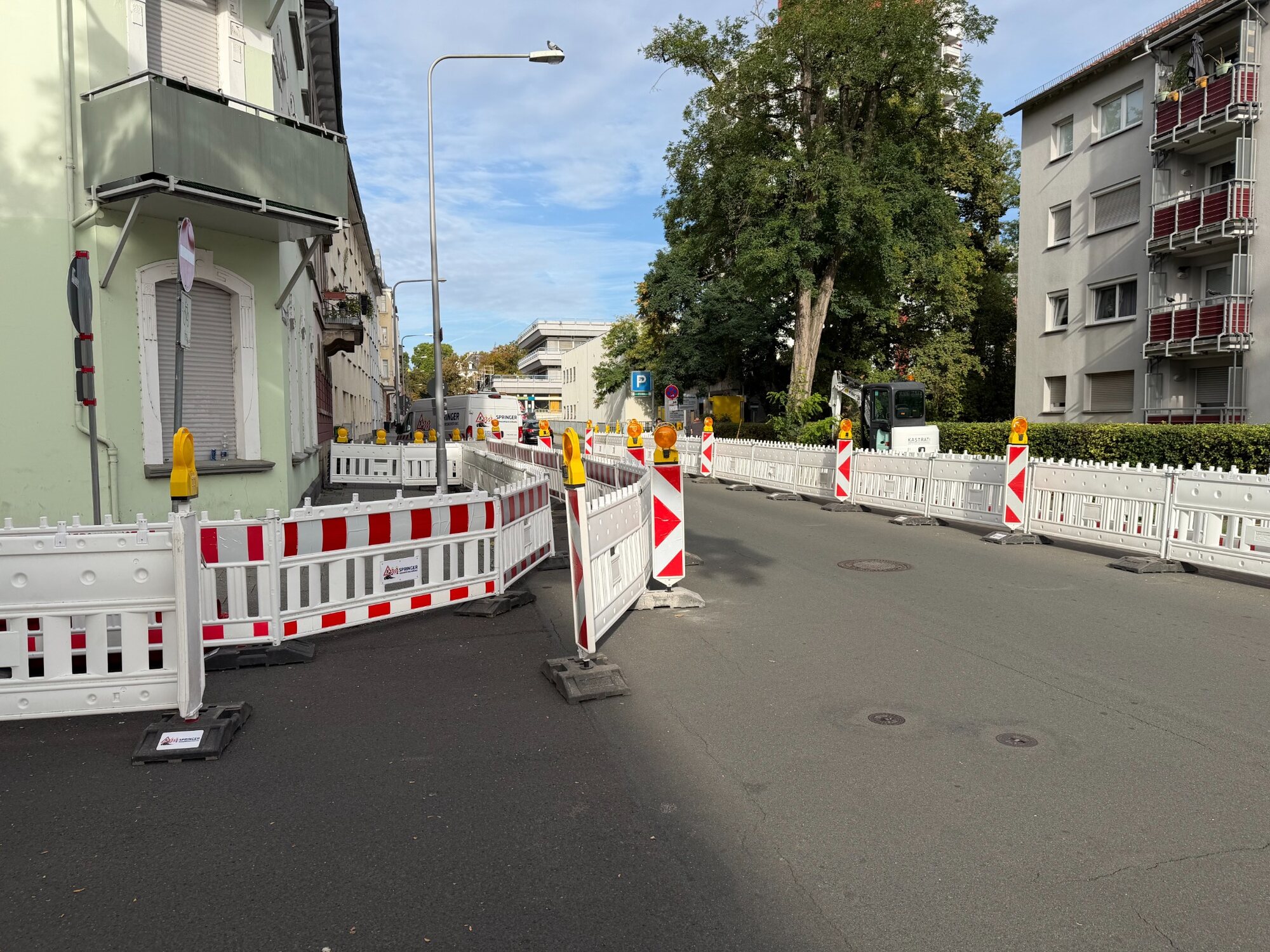Umfangreiche Baustellenabsicherung in der Bunsenstraße in Wiesbaden