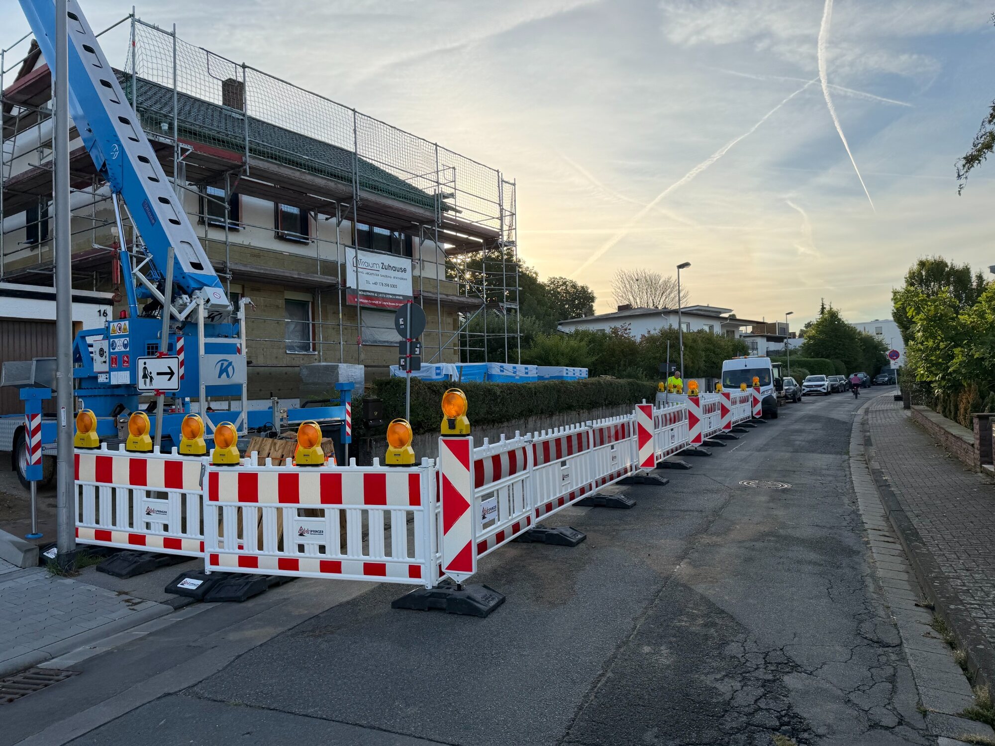 Kranstellung mit Baustellenabsicherung in der Weinfeldstraße in Wiesbaden